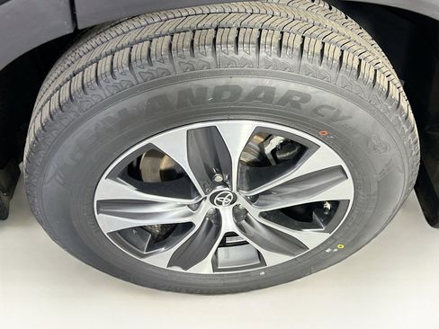 Used 2023 Toyota Highlander XLE image 32