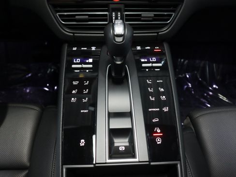 Certified 2026 Porsche Macan AWD/4WD image 23