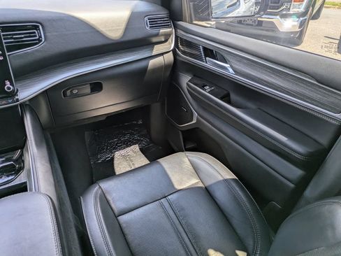 Used 2023 Jeep Wagoneer L Series III w/ Preferred Equipment Group AWD/4WD image 18