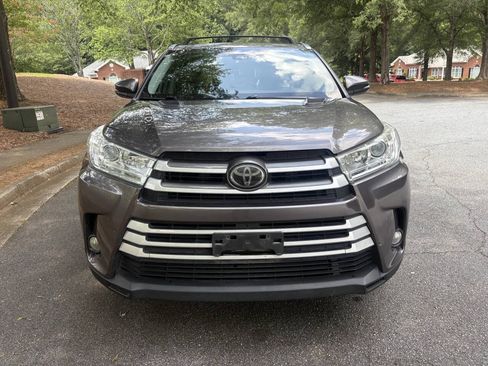 Used 2019 Toyota Highlander XLE FWD image 13