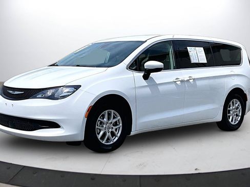 Certified 2023 Chrysler Voyager LX FWD image 4
