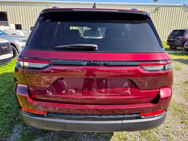 Used 2024 Jeep Grand Cherokee Altitude AWD/4WD image 5