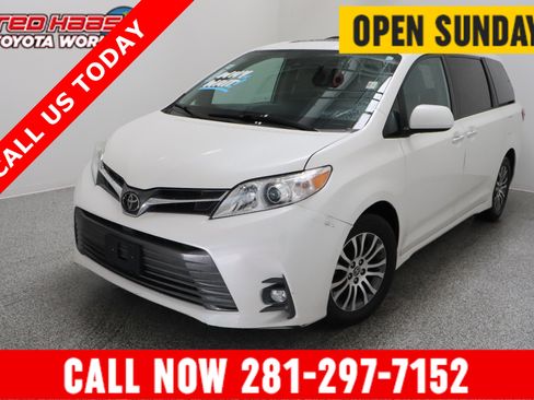 Used 2020 Toyota Sienna XLE w/ XLE Navigation Package image 1
