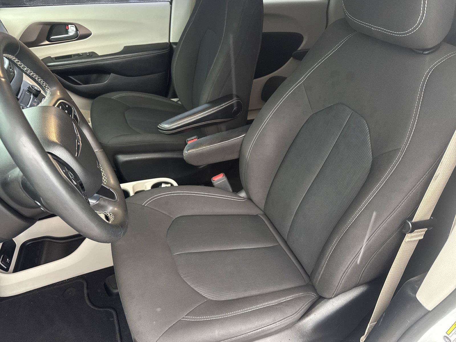 Used 2022 Chrysler Voyager LX FWD image 11
