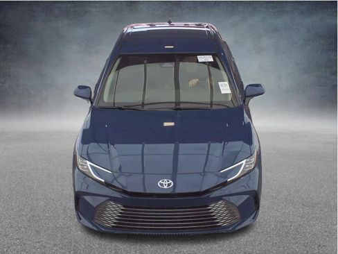 Used 2025 Toyota Camry XLE FWD image 8