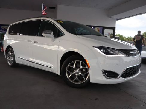 Used 2018 Chrysler Pacifica Limited w/ Advanced Safetytec Group FWD image 3