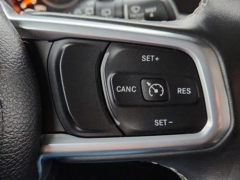 Used 2019 Jeep Wrangler Unlimited Sahara w/ Uconnect 4C Nav & Sound Group AWD/4WD image 18