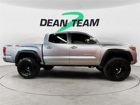 Used 2017 Toyota Tacoma TRD Off-Road w/ Tow Package (A/T) image 9