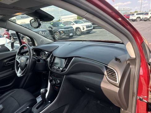 Used 2021 Chevrolet Trax LT w/ LT Convenience Package AWD/4WD image 16