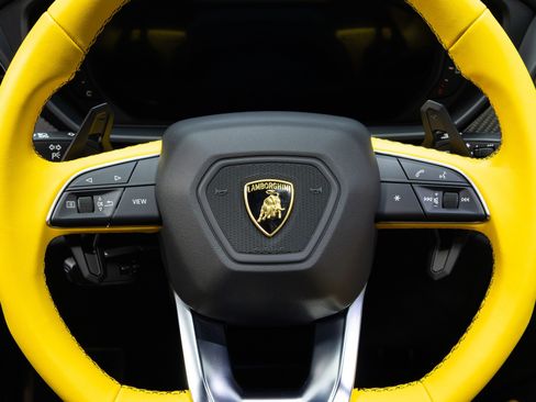 Used 2022 Lamborghini Urus image 68