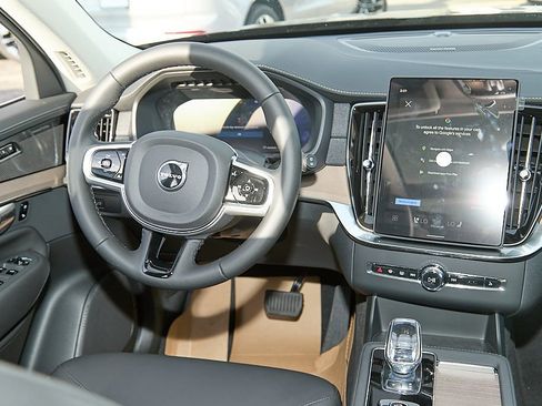 New 2026 Volvo XC90 B6 Plus w/ Protection Package Premier image 26