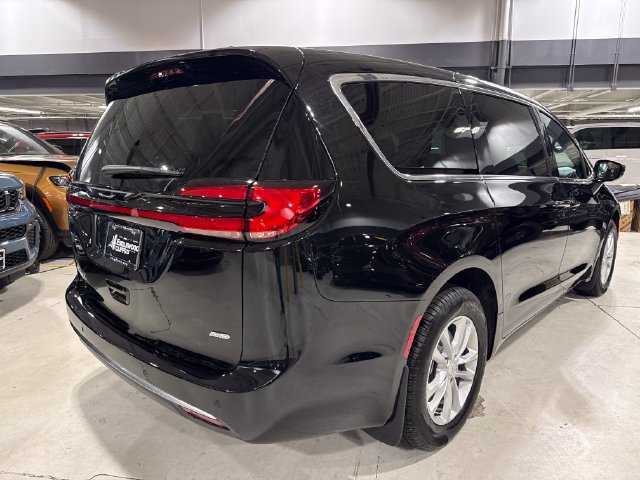 New 2027 Chrysler Pacifica Select w/ Family Tech Group AWD/4WD image 10