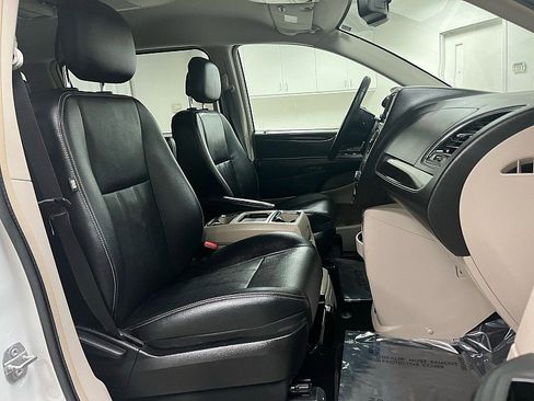 Used 2016 Chrysler Town & Country Touring image 14
