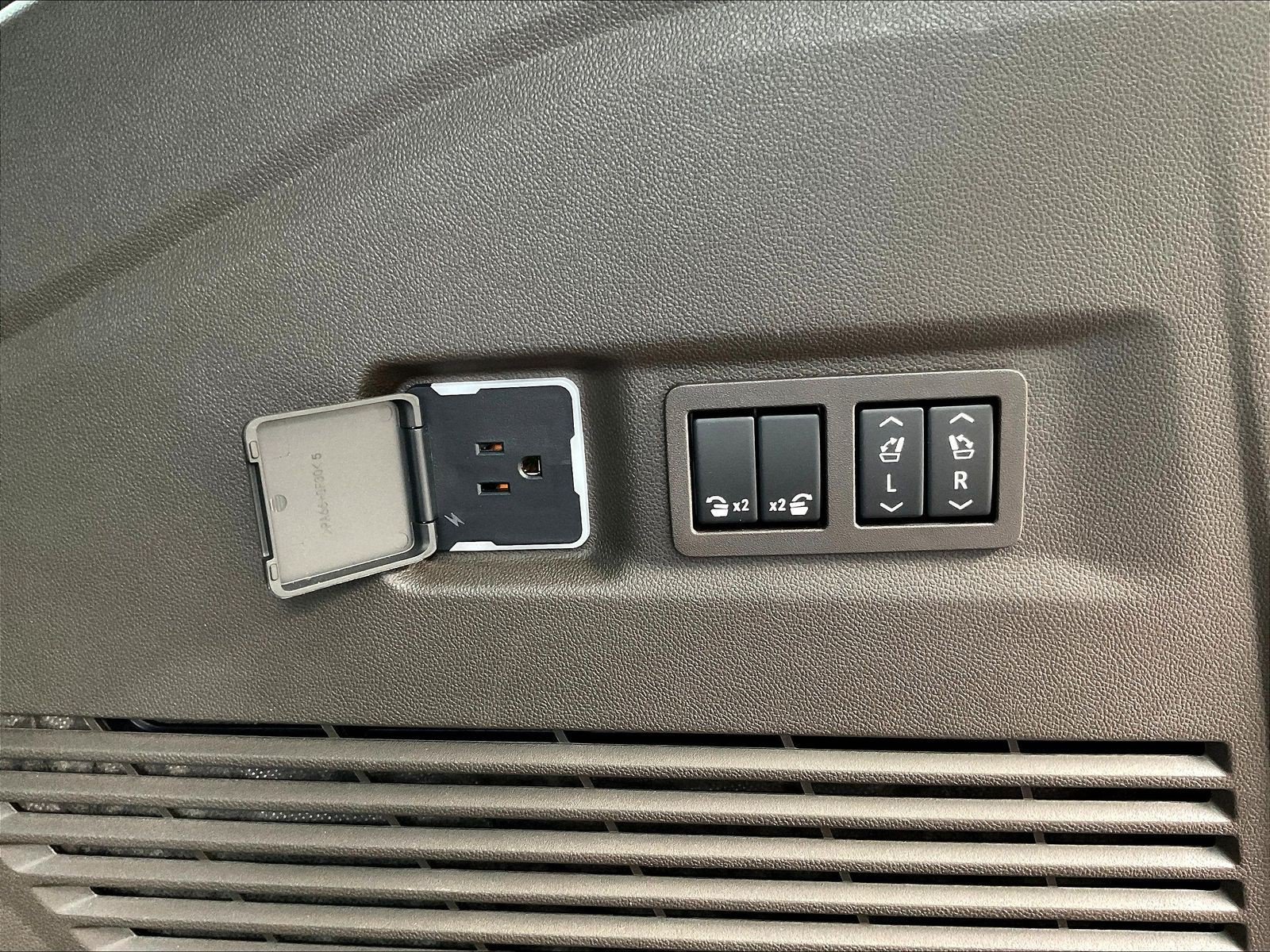 Used 2025 GMC Yukon XL Elevation w/ LPO, Floor Liner Package AWD/4WD image 39