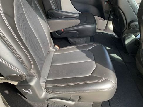 Used 2024 Chrysler Pacifica Touring-L image 31