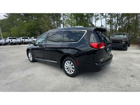 Used 2019 Chrysler Pacifica Touring-L image 6