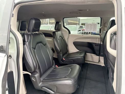 Used 2024 Chrysler Pacifica Touring-L FWD image 24