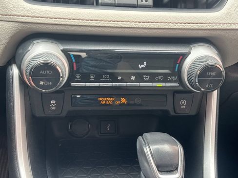 Used 2021 Toyota RAV4 XLE Premium image 12