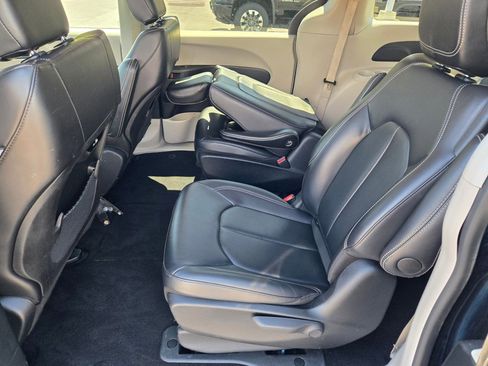 Used 2024 Chrysler Pacifica Limited FWD image 17
