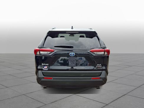 Used 2021 Toyota RAV4 XLE AWD/4WD image 6