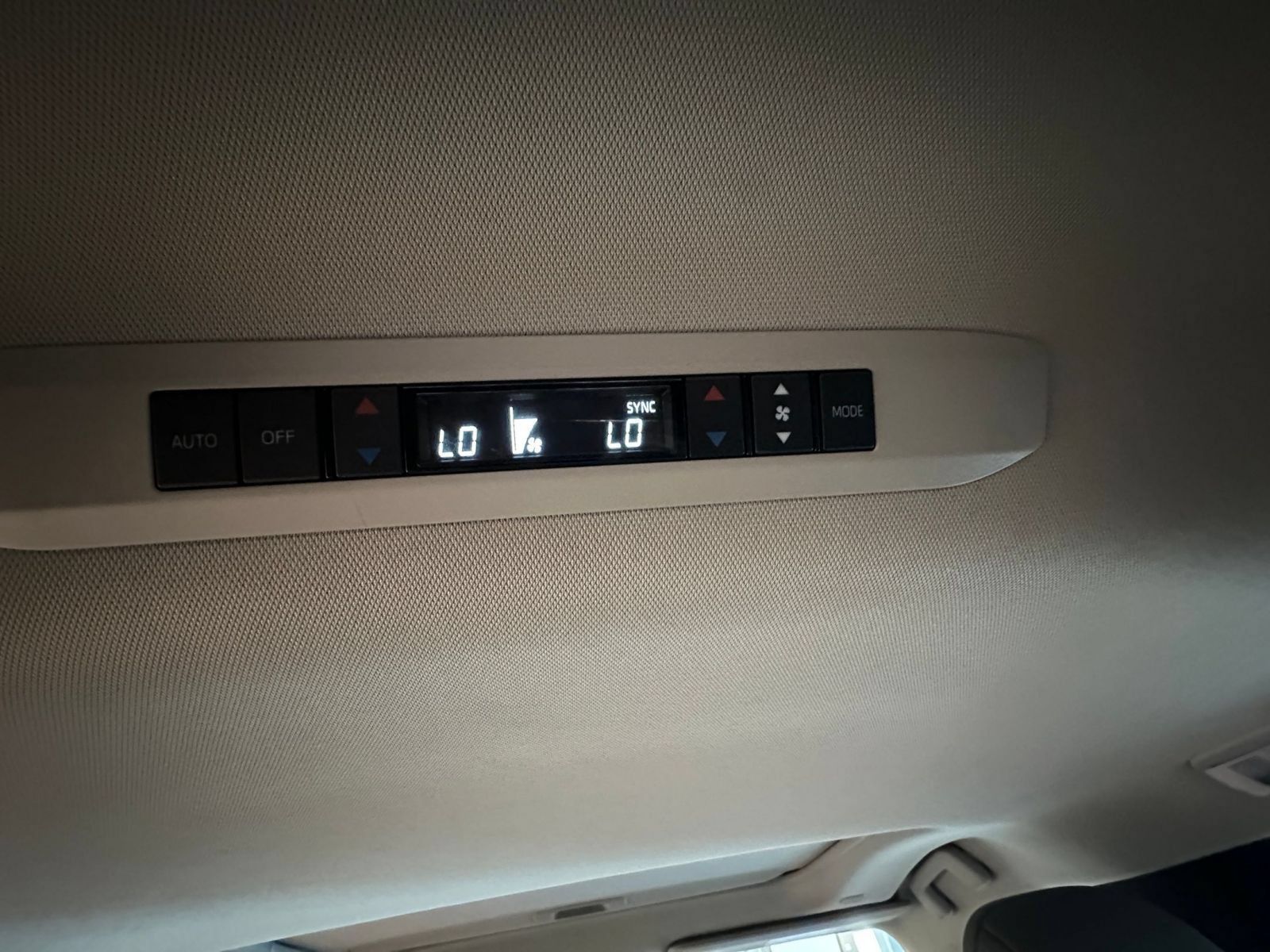 Used 2025 Toyota Sienna XLE FWD image 24