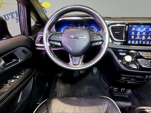 Used 2019 Chrysler Pacifica Limited w/ Advanced Safetytec Group FWD image 8