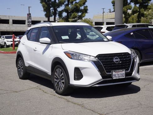 Used 2024 Nissan Kicks SV FWD image 2