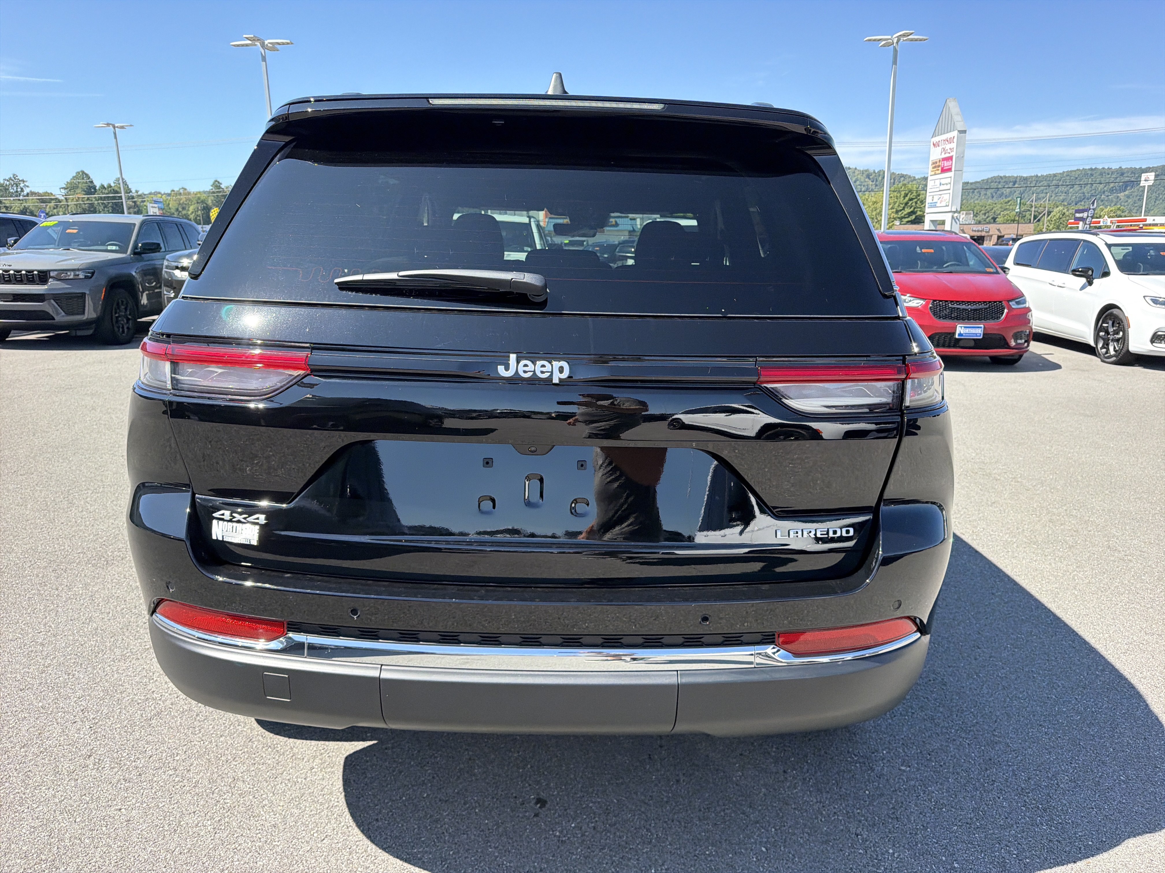 New 2027 Jeep Grand Cherokee Laredo X AWD/4WD image 7