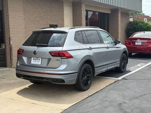 Used 2022 Volkswagen Tiguan SE R-Line AWD/4WD image 3