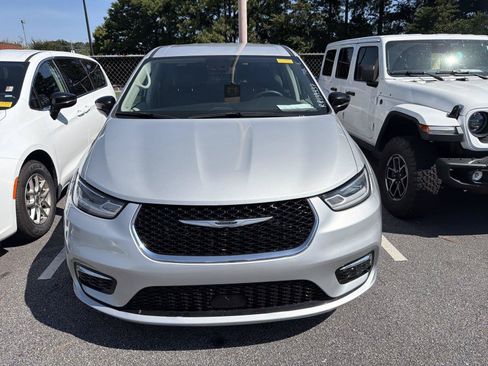 Used 2024 Chrysler Pacifica Touring-L FWD image 6