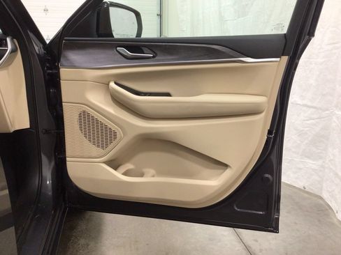 Used 2025 Jeep Grand Cherokee Limited AWD/4WD image 32
