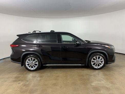 Used 2022 Toyota Highlander Limited image 7