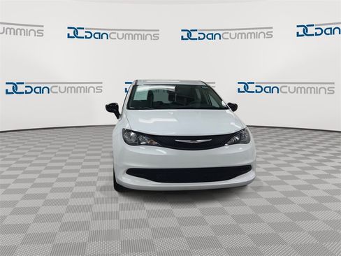 Used 2024 Chrysler Voyager LX image 3