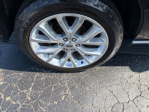 Used 2019 Ford Expedition Platinum RWD image 19