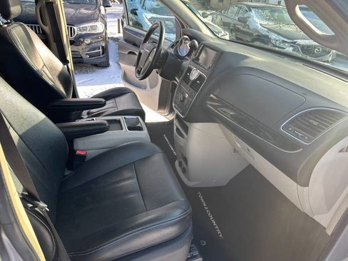 Used 2014 Chrysler Town & Country Touring-L image 19