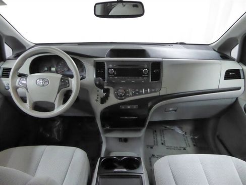 Used 2014 Toyota Sienna LE image 8