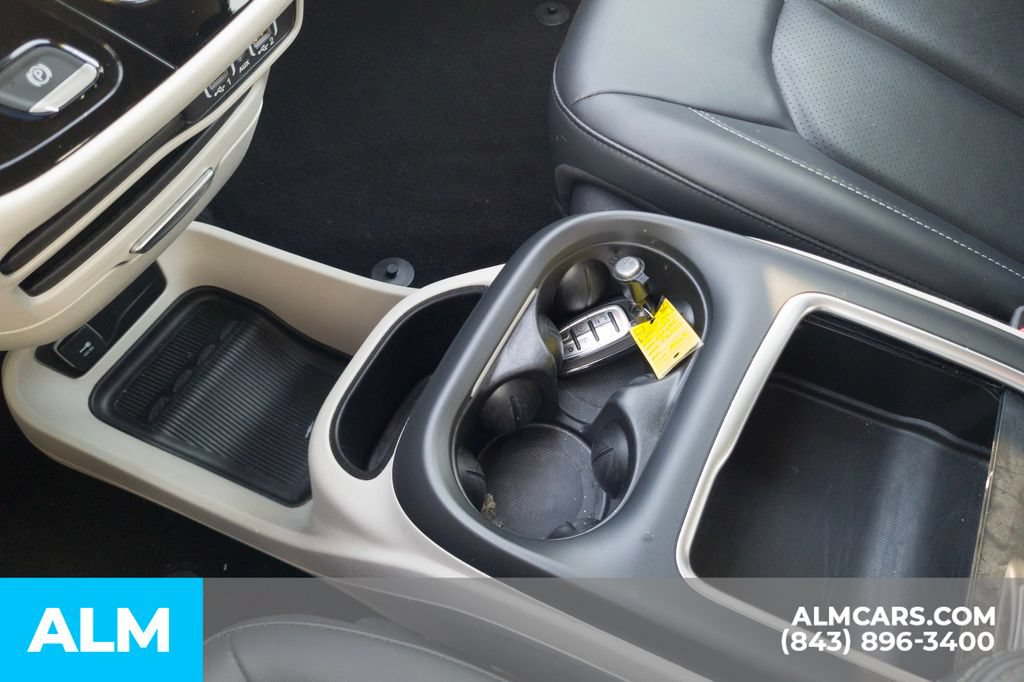 Used 2024 Chrysler Pacifica Touring-L FWD image 27