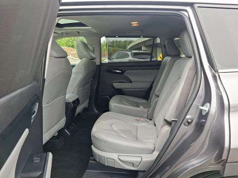 Used 2023 Toyota Highlander XLE AWD/4WD image 10