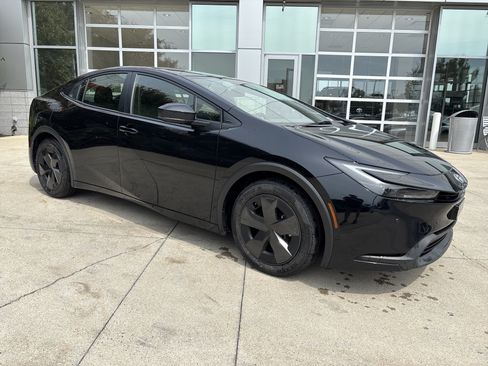 Used 2025 Toyota Prius LE FWD image 2