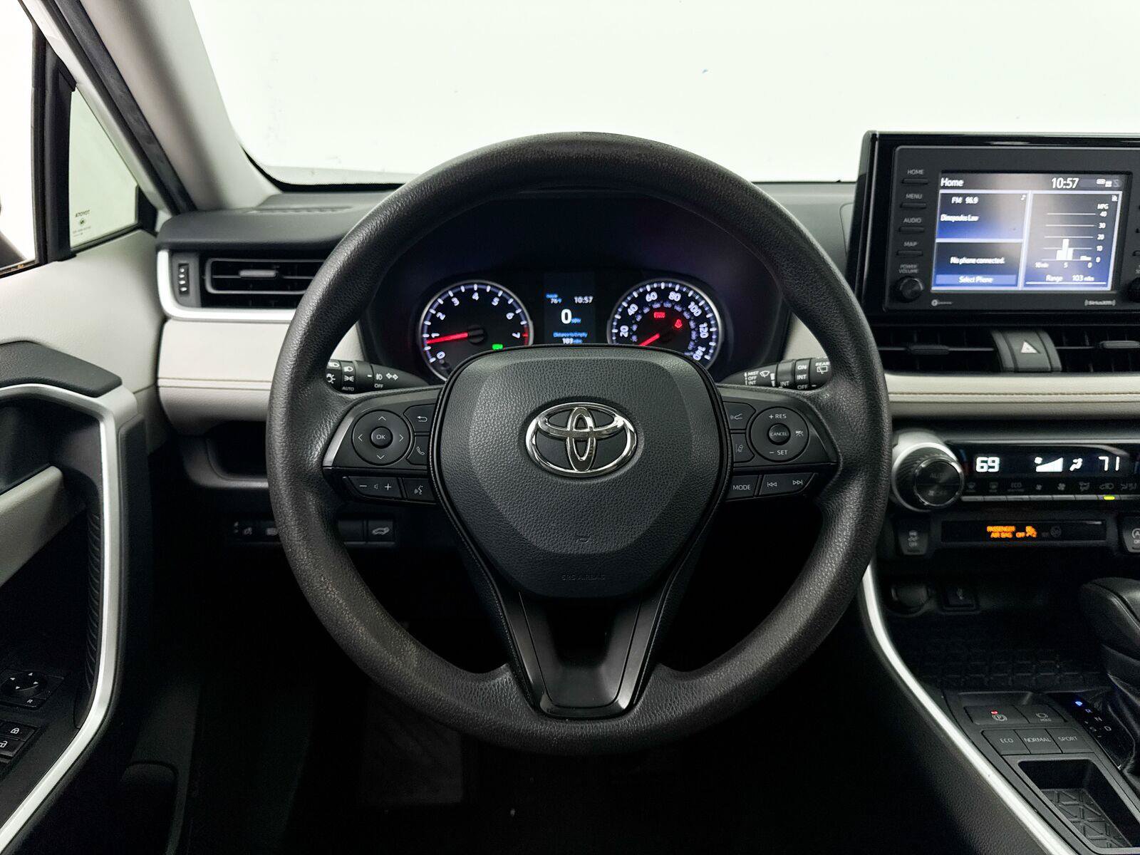 Used 2020 Toyota RAV4 XLE w/ Convenience Package FWD image 4