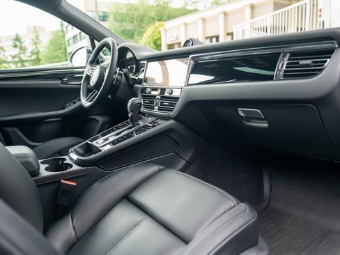 Certified 2025 Porsche Macan AWD/4WD image 22