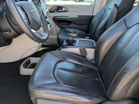 Used 2018 Chrysler Pacifica Touring-L Plus w/ Tire & Wheel Group FWD image 12