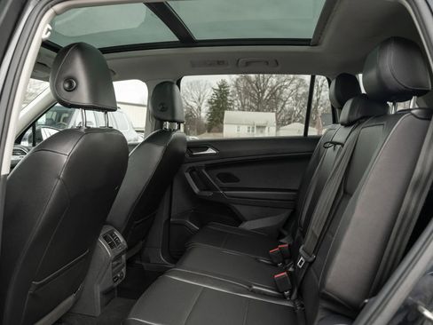 Used 2018 Volkswagen Tiguan SE w/ Panoramic Sunroof Package image 8