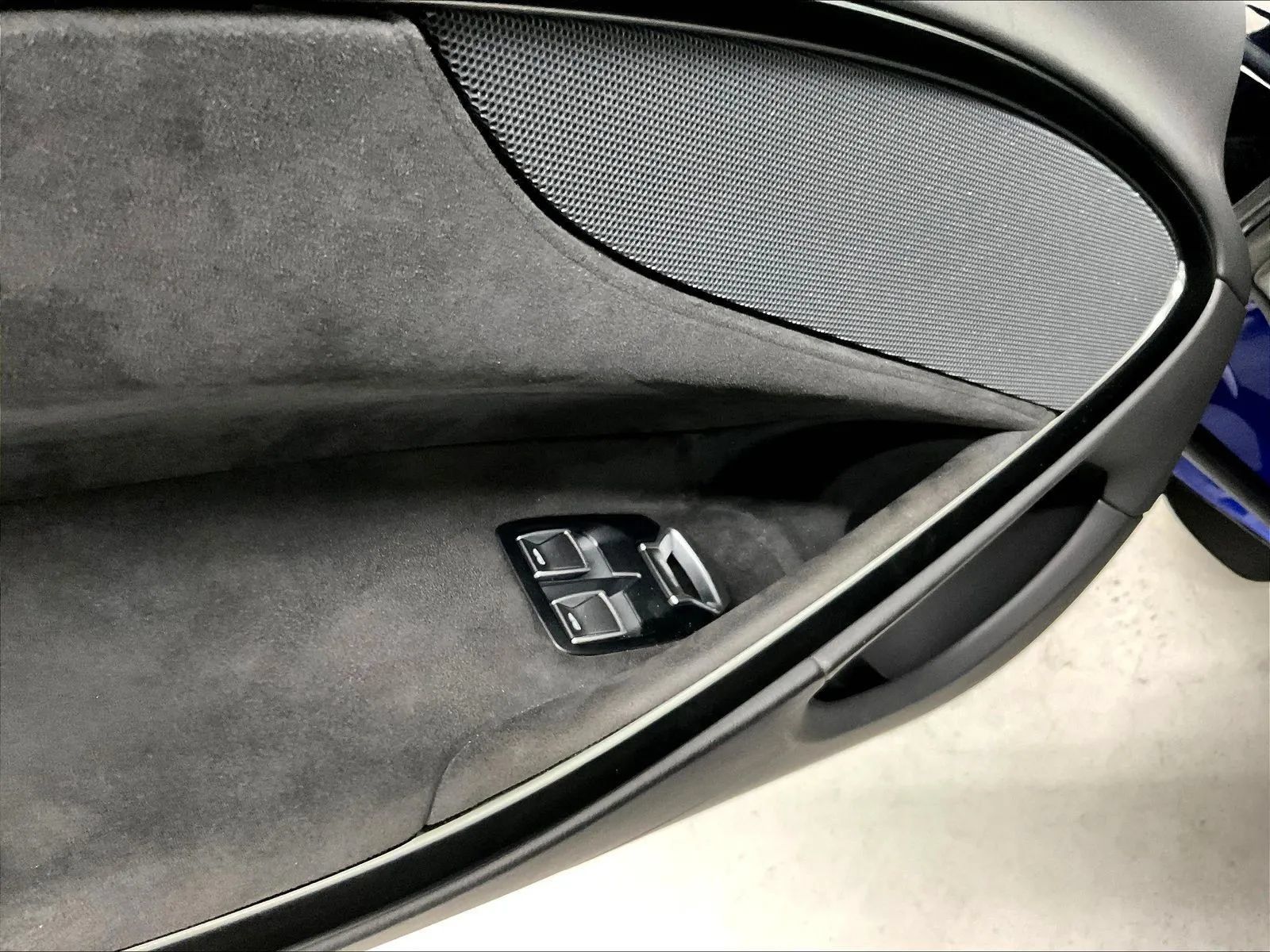 Used 2023 McLaren Artura RWD image 40