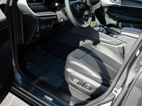 New 2025 Jeep Grand Cherokee Limited w/ Luxury Tech Group II image 18