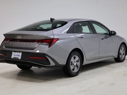 Used 2025 Hyundai Elantra SE FWD image 7