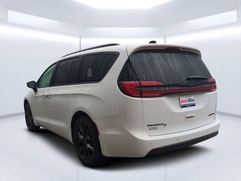 Used 2025 Chrysler Pacifica Limited image 5