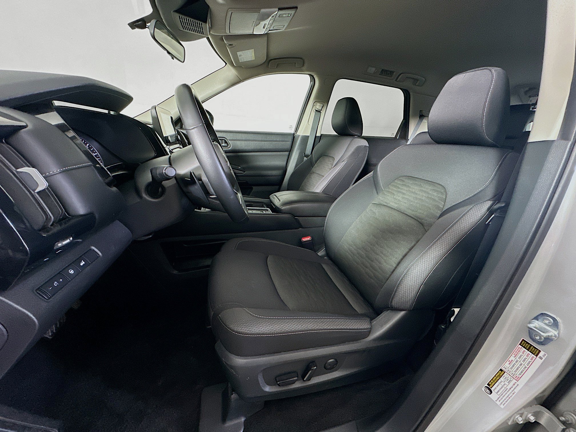 Used 2025 Nissan Pathfinder SV FWD image 13