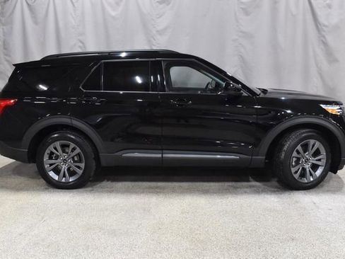 Used 2022 Ford Explorer XLT w/ Equipment Group 202A image 3