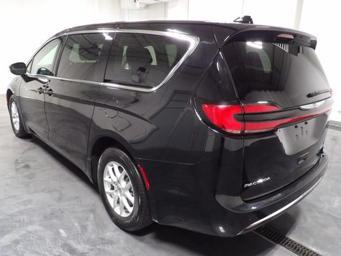 Used 2024 Chrysler Pacifica Limited FWD image 10
